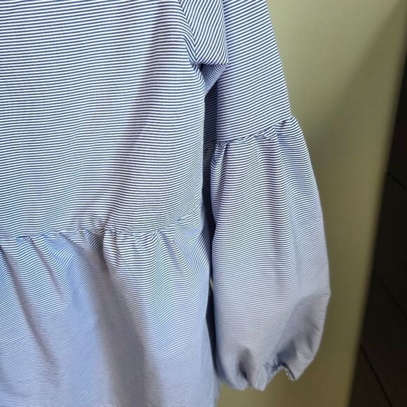 💫2 For $30💫 Bundle Corresponding Items For Deal!!! Blue and White Lace Blouse - Picture 5 of 6